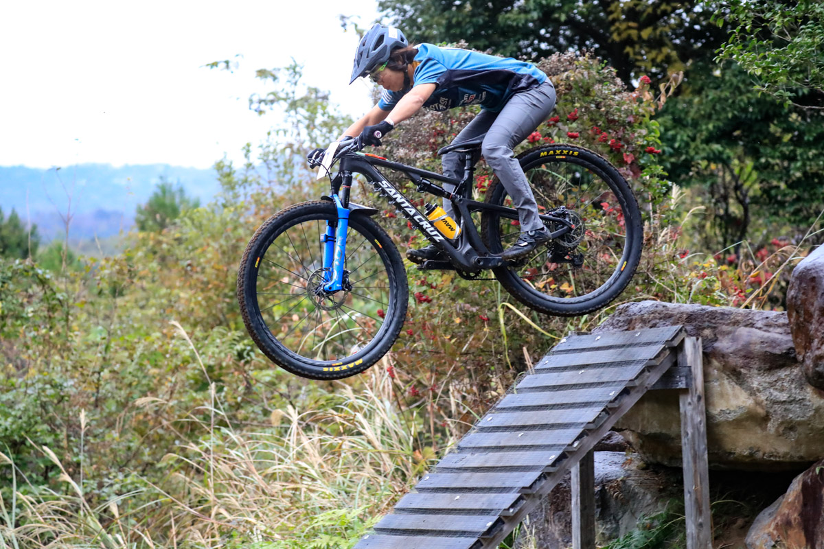 桜ドロップのラダーを華麗に飛ぶ末政実緒（SANTA CRUZ/ヨツバサイクル）