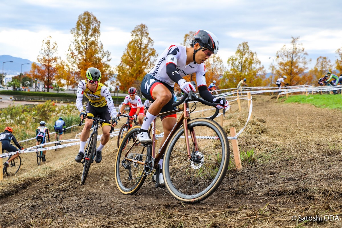 キャンバー区間を先頭で抜ける沢田時(TEAM BRIDGESTONE Cycling)