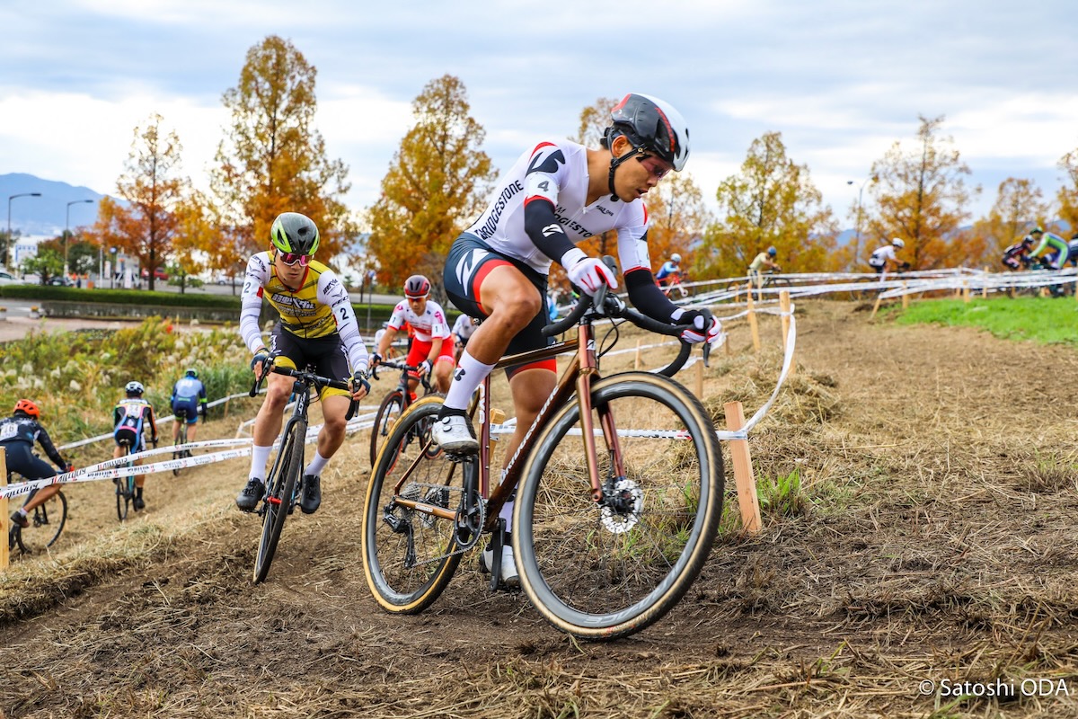 キャンバー区間を先頭で抜ける沢田時（TEAM BRIDGESTONE Cycling）