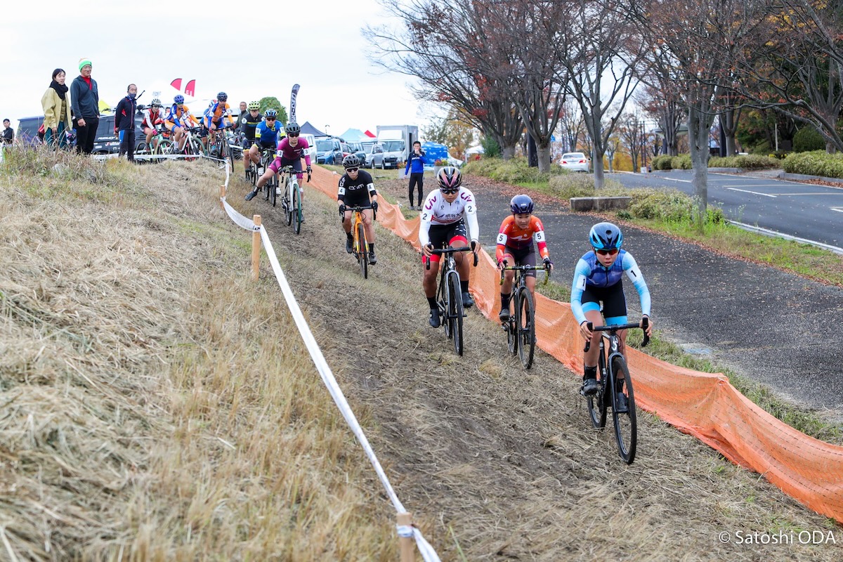 女子エリートレースがスタート。小川咲絵(AX cyclocross team)がダッシュを決める