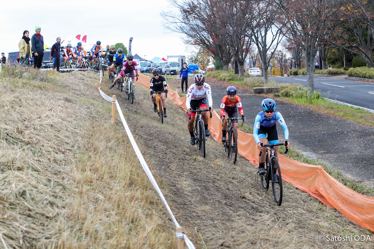 女子エリートレースがスタート。小川咲絵（AX cyclocross team）がダッシュを決める