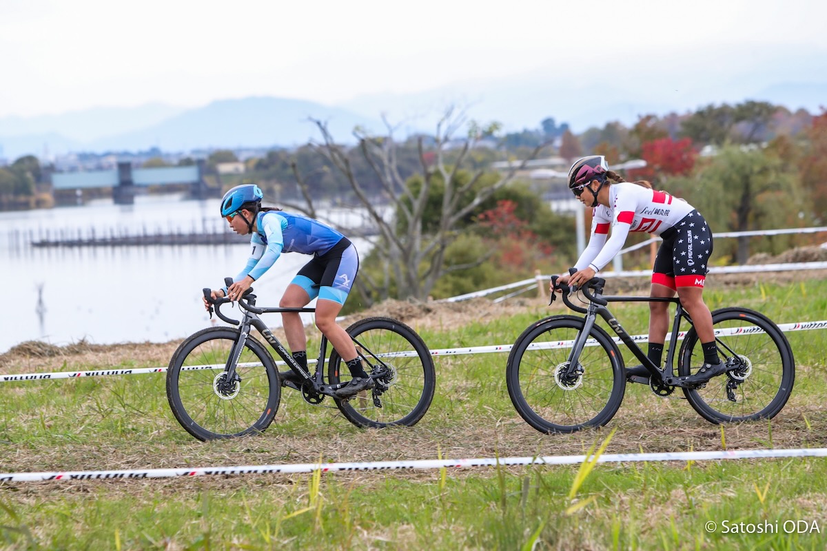 小川咲絵（AX cyclocross team）と渡部春雅（明治大学）