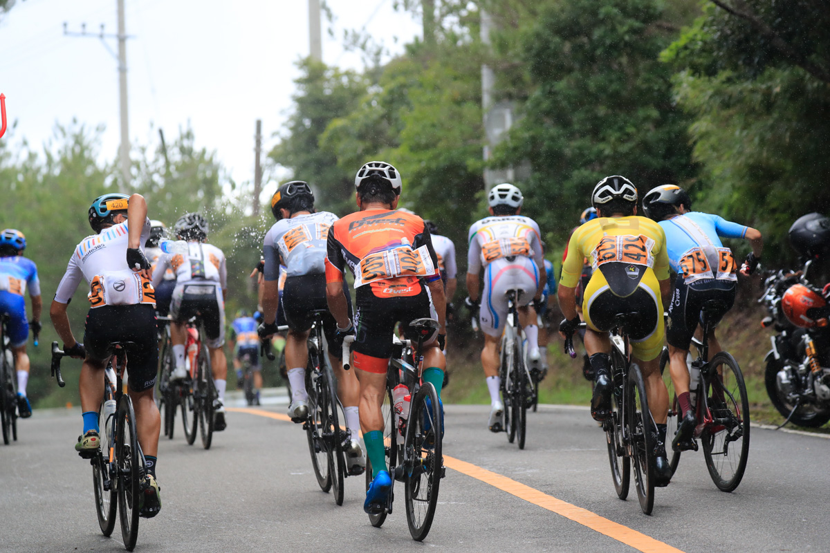 2回めの普久川ダムを越える市民210kmの先頭集団