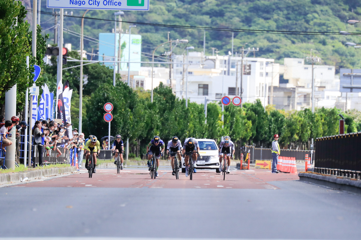 最後の200mからのゴールスプリント開始。いち早く掛けた