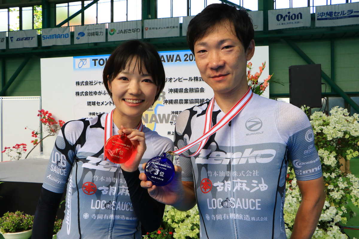 市民210kmで3位の南広樹（TeamZenko）と市民レディース50kmで優勝した妻の芙美子さん