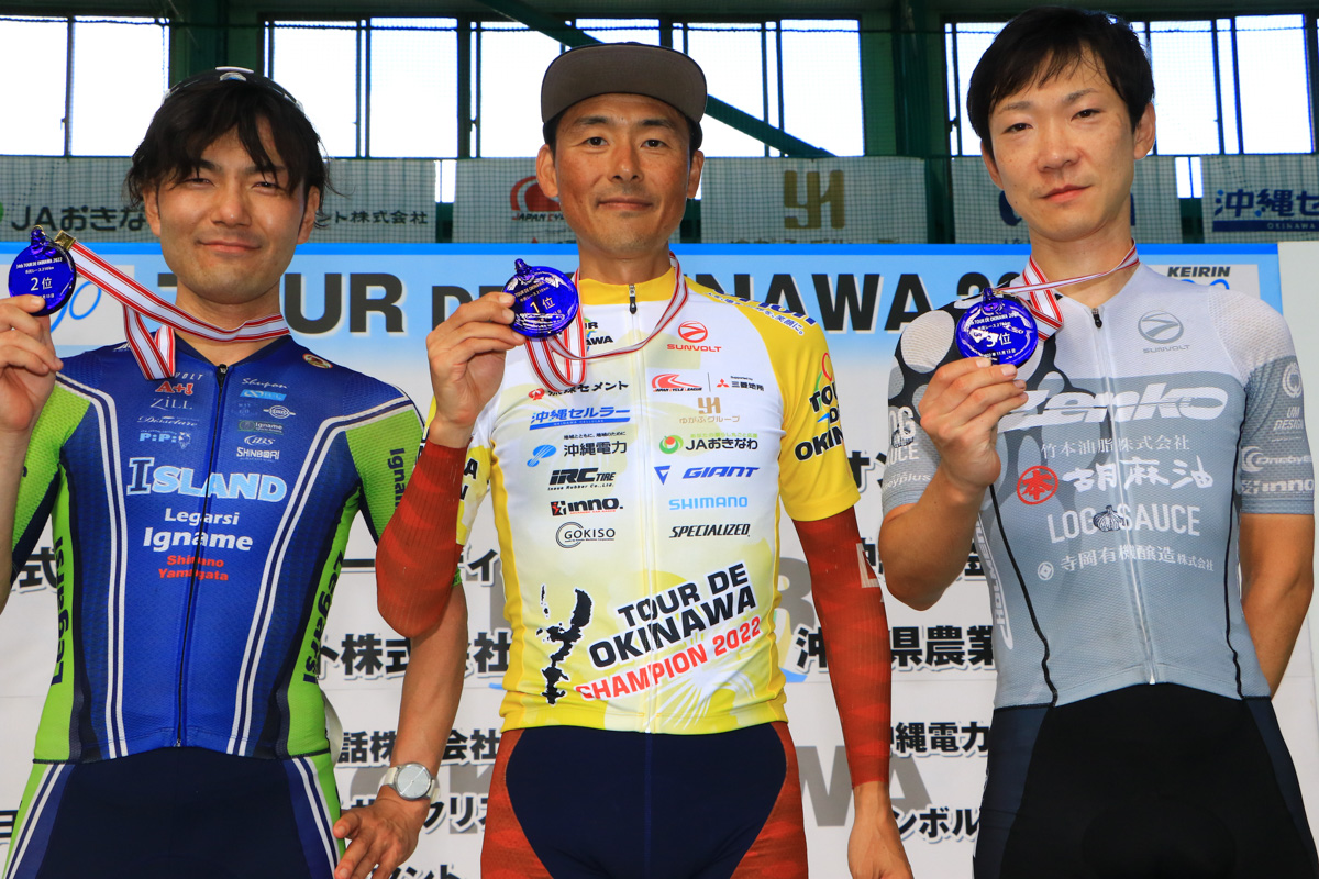 市民210kmの表彰  優勝の高岡さん、2位北野さんと