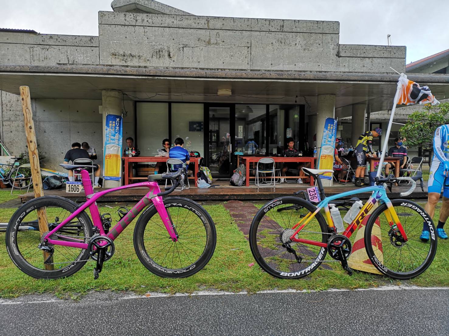 レース前日。レースバイクの準備はできた（左がマイバイク）