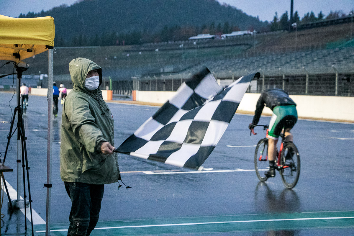 7時間走り切ったライダーをチェッカーフラッグが出迎える