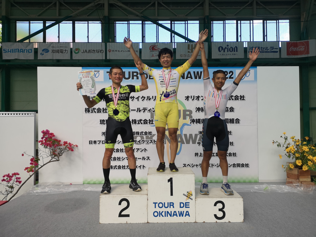 市民100kmマスターズ表彰  1位左迫間昭一（チームGINRIN熊本）、2位栗山和之（Soleil de l'est）、3位香川博（Route365）