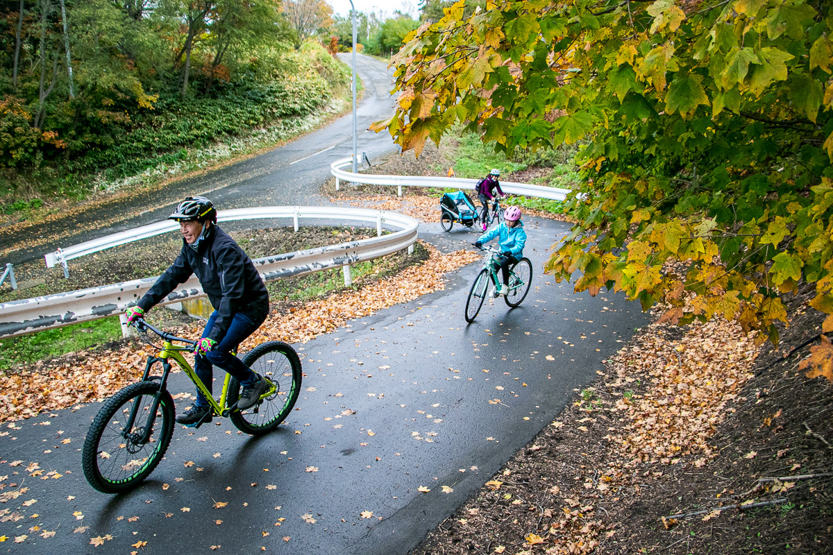 チャシは高台にあるので、登っていく必要があります。E-BIKEなら安心ですね