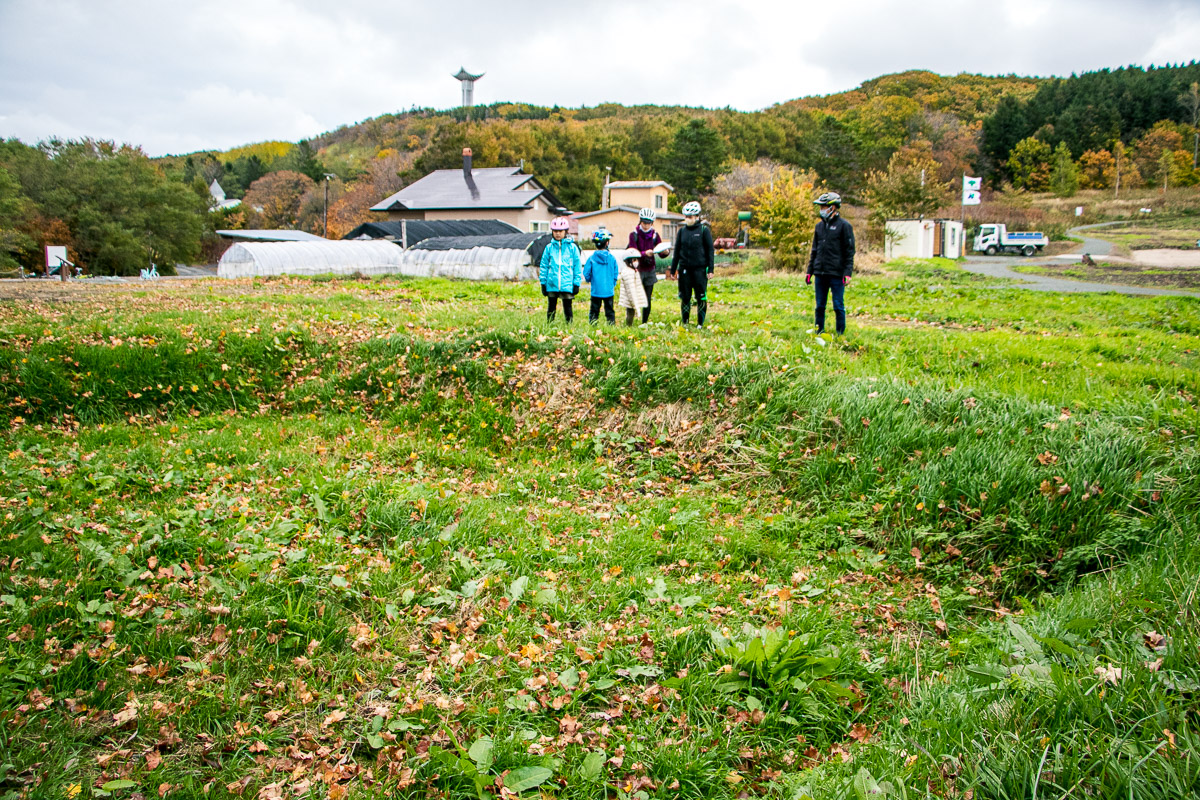 この窪地が住居跡。時代によって形が違うのだ。