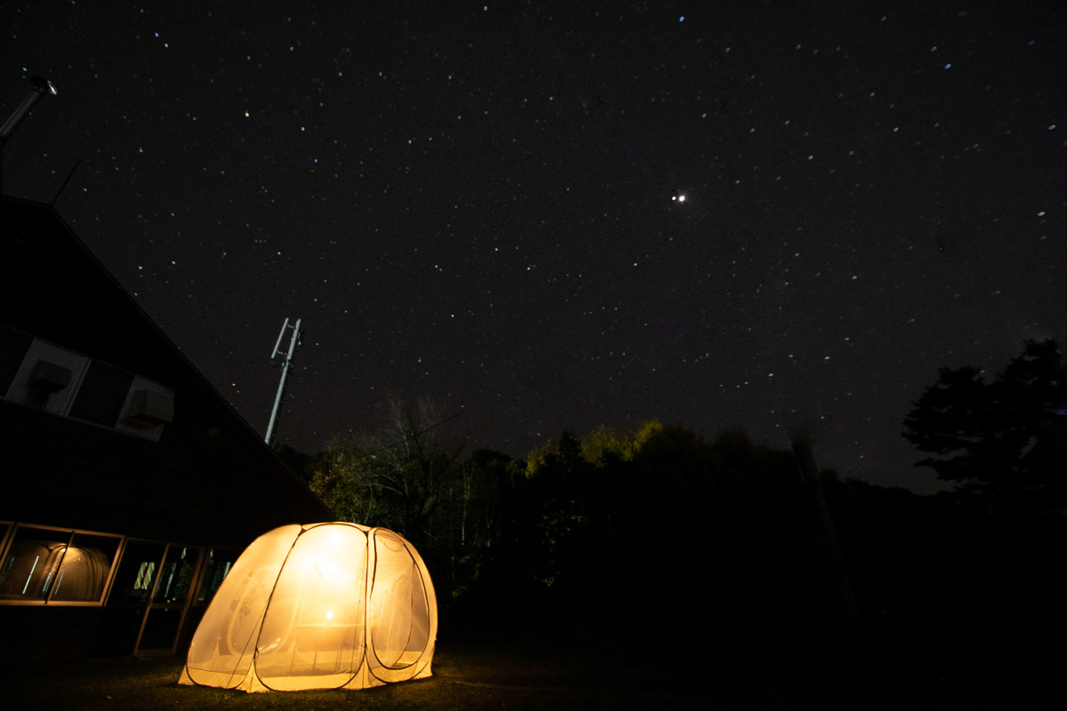 北見の郊外で、星見を楽しむ。テントの明かりを消せば、満天の星空が広がる