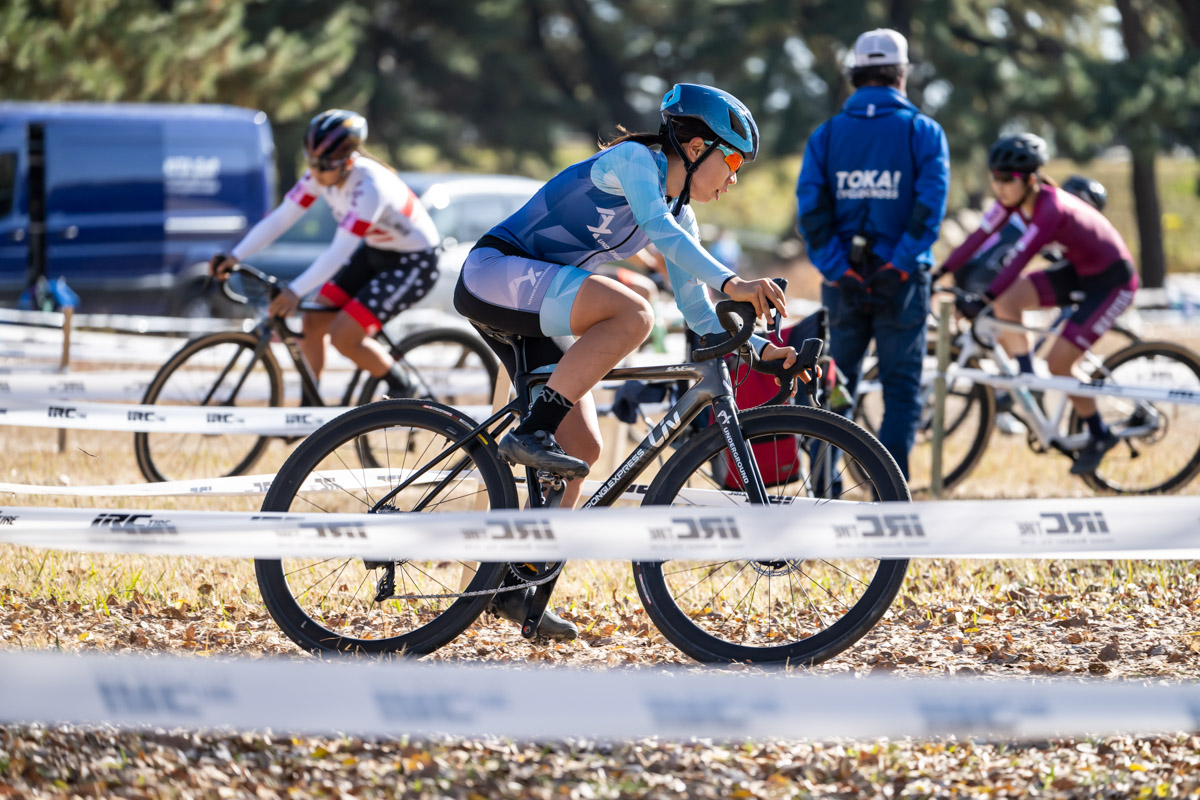 序盤、小川咲絵（AX cyclocross team ）が先頭に立つ