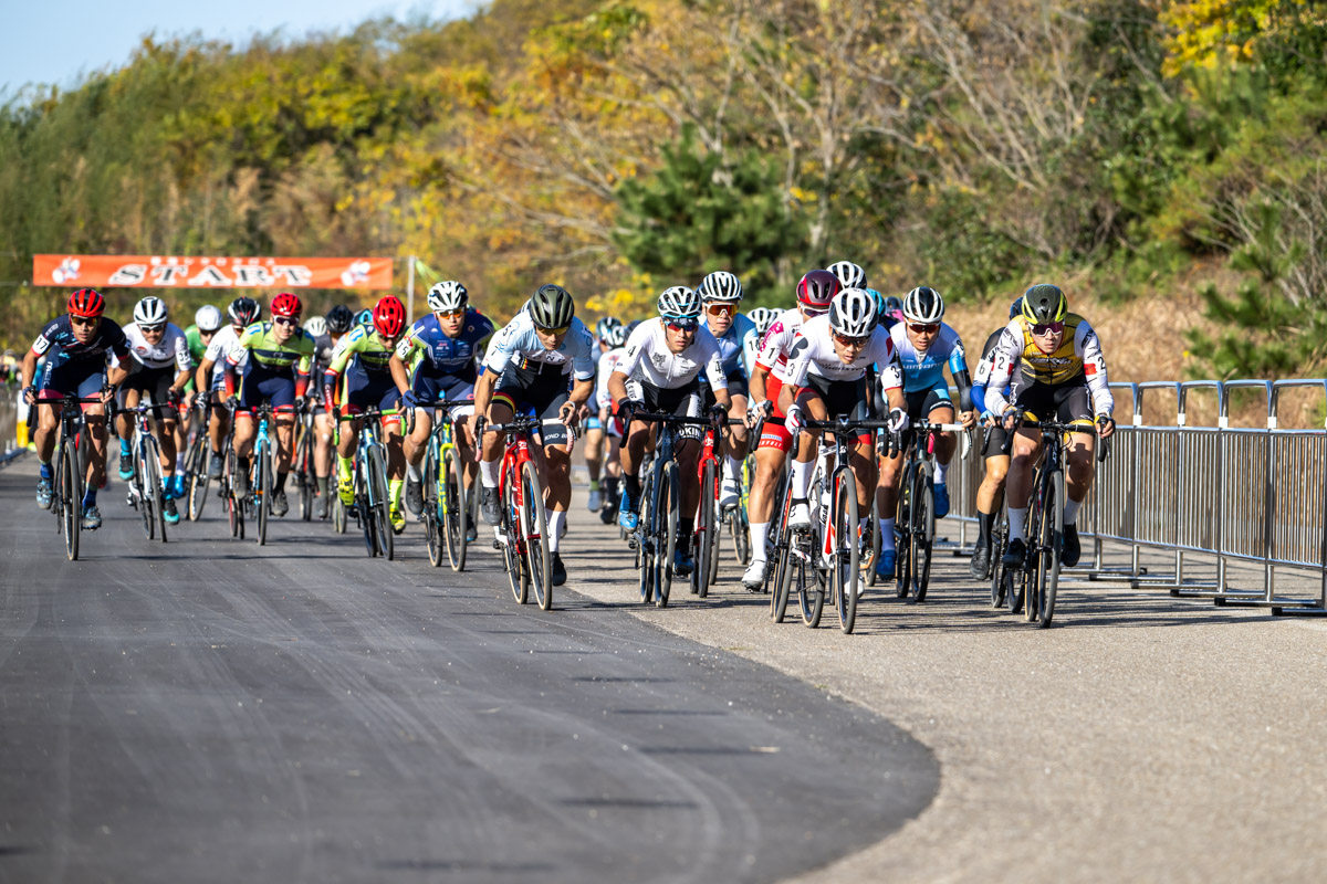 男子エリートレースがスタート。沢田時（TEAM BRIDGESTONE Cycling）がダッシュを決める