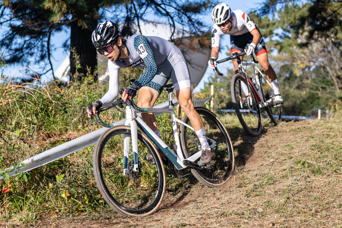 後方から追いつき、2位グループを組む竹内遼（GHISALLO RACING）