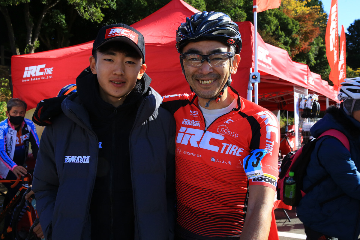 13年ぶりにレースを走る橋川健さんと、選手になった息子の丈さん