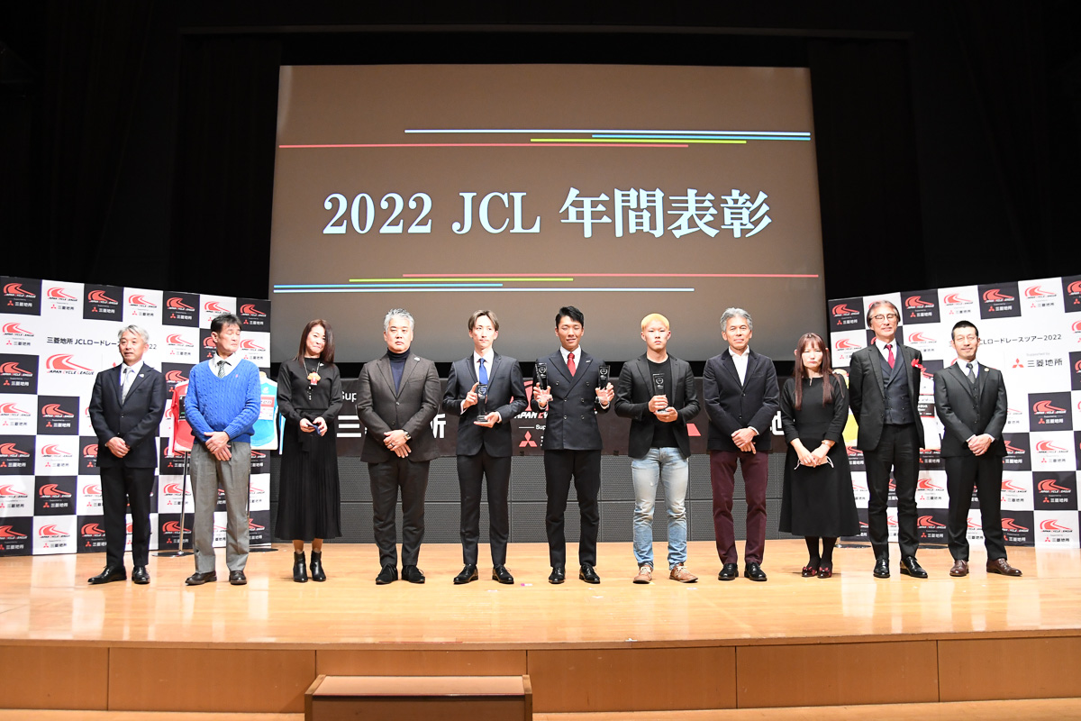 JCL2022シーズン各賞受賞者と片山右京チェアマン、一般から募集した表彰式プレゼンターらが揃って記念撮影