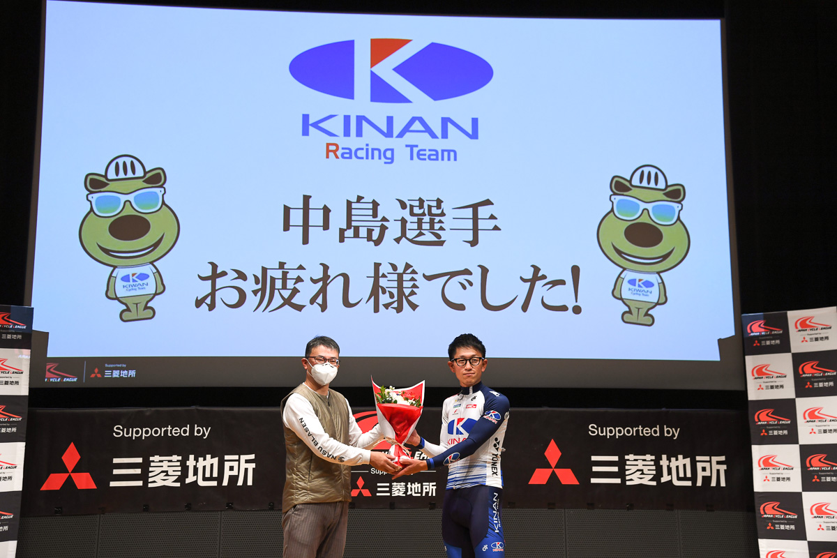 引退する中島康晴(キナンレーシングチーム)のセレモニー
