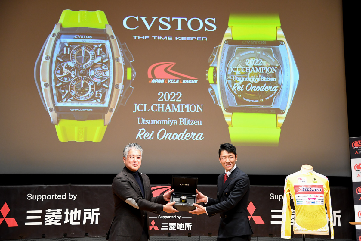 スイスの時計メーカー「クストス」から、世界に1本だけの特別な腕時計が贈られた