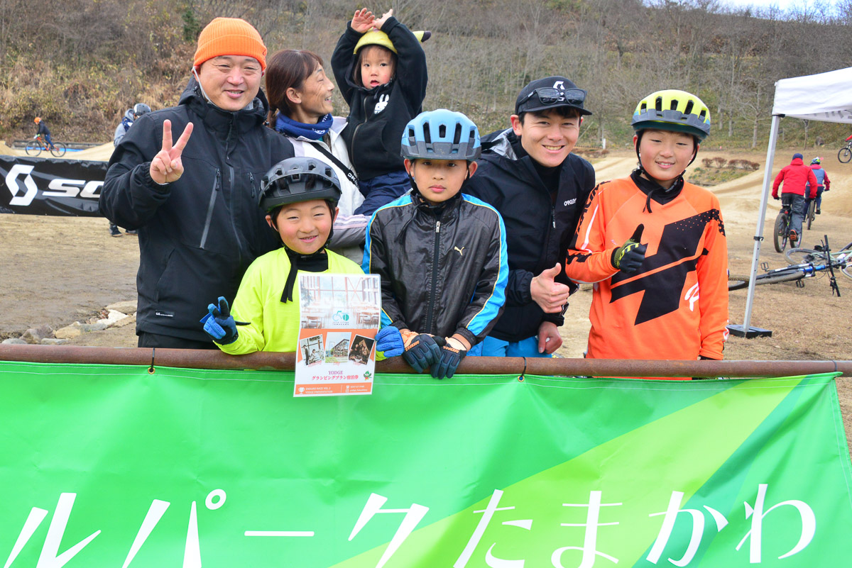 この大会で特別賞をもらった村上耀太くん(前左から2番目)7歳とそのファミリー+平林安里。耀太くんは、前回のレースでは上りが登れなかっていたのに、今度はうまくなってジャンプまで飛んじゃってすごい!という理由での特別賞受賞。それがここのスピリット!