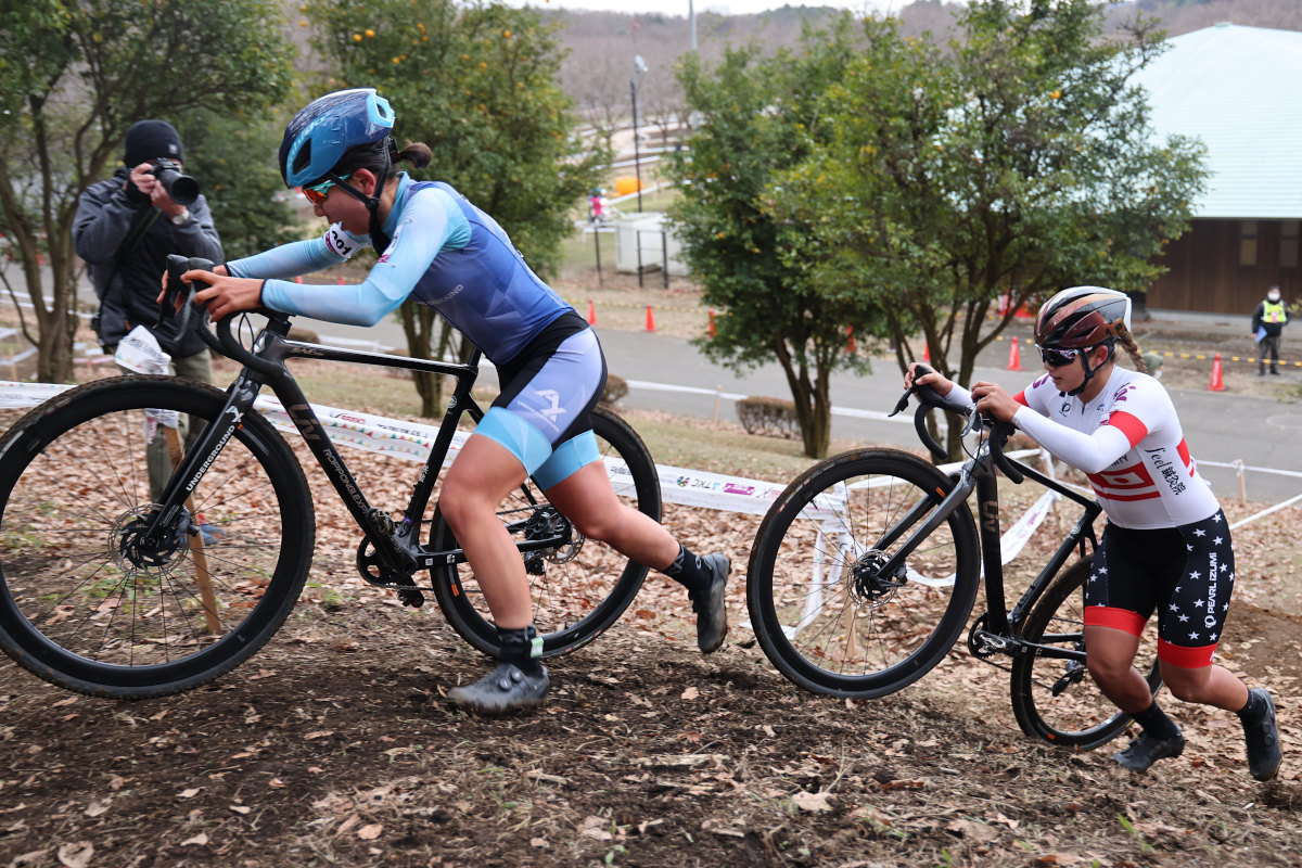 相手のミスに落ち着いて対応した小川咲絵（AX cyclocross team）が逆転