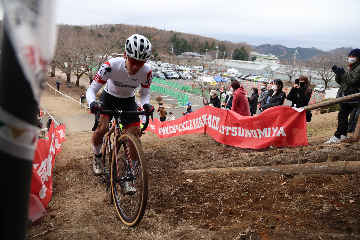 三段坂で先頭に出る沢田時（チームブリヂストンサイクリング）