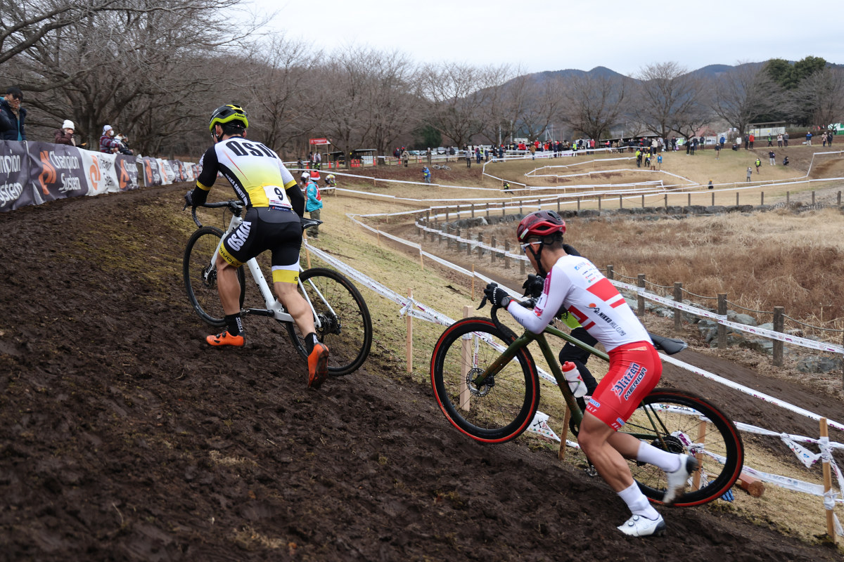 3位争いをする副島達海（大阪産業大学）と小坂光（宇都宮ブリッツェン）