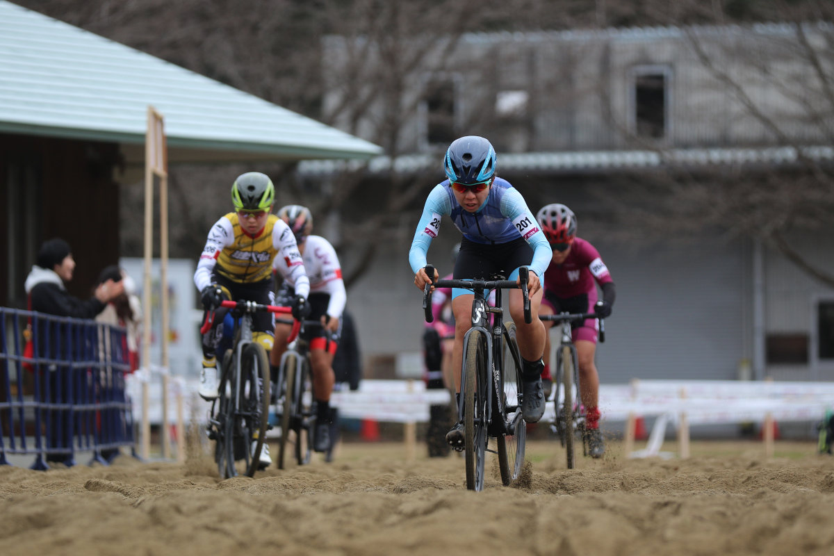 サンドセクションを先頭でクリアする小川咲絵(AX cyclocross team)
