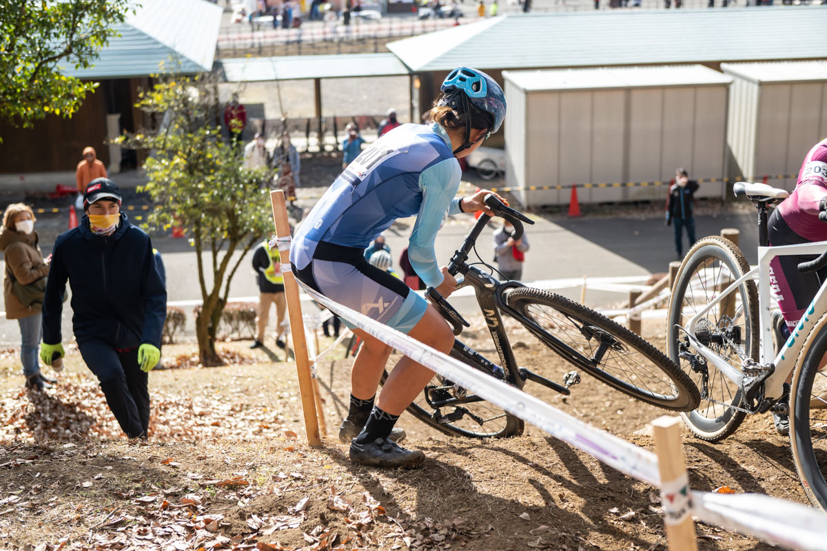 コーステープにバイクが絡まってしまった小川咲絵（AX cyclocross team）