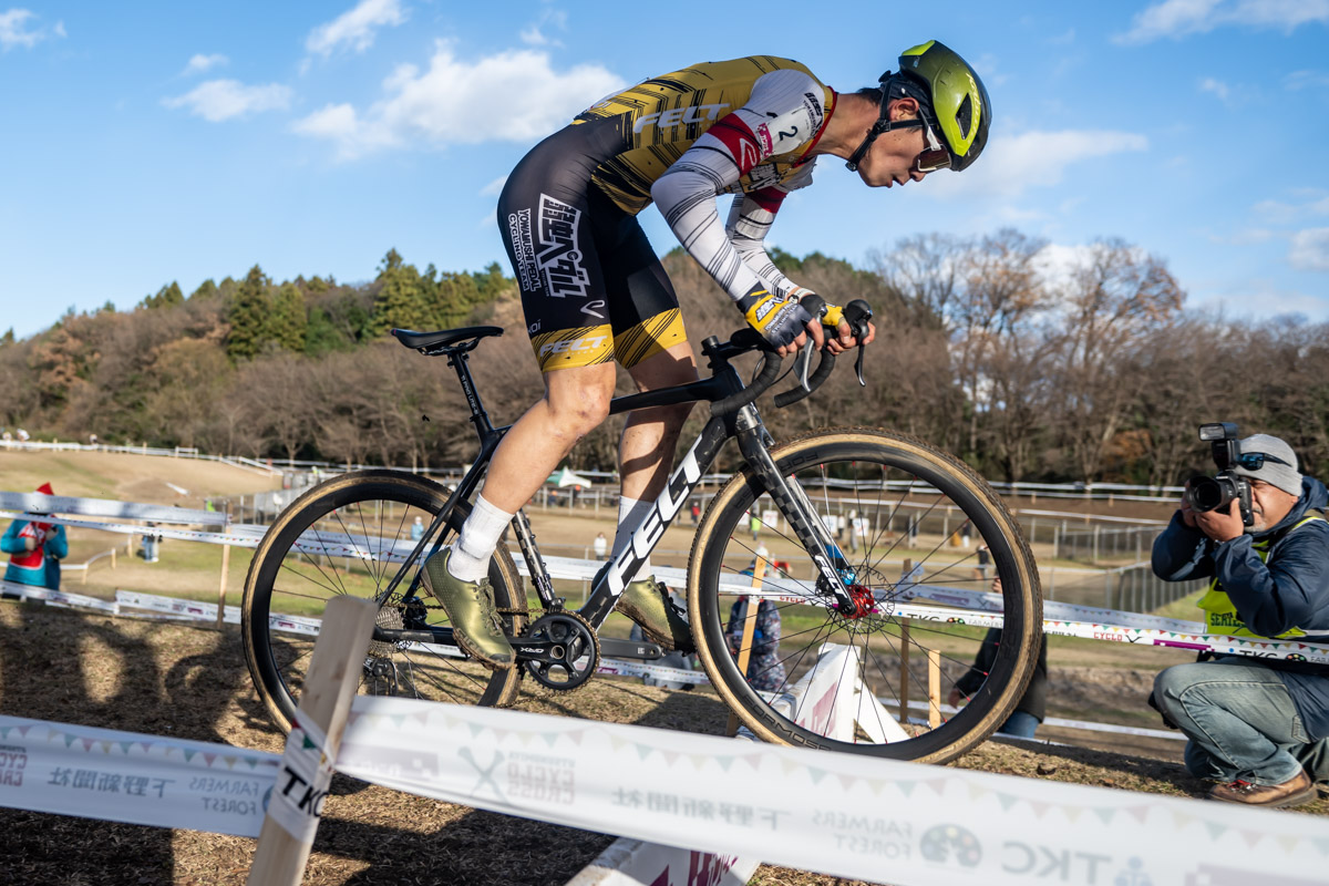 織田聖（弱虫ペダルサイクリングチーム）が得意なバニーホップでシケインを越えていく