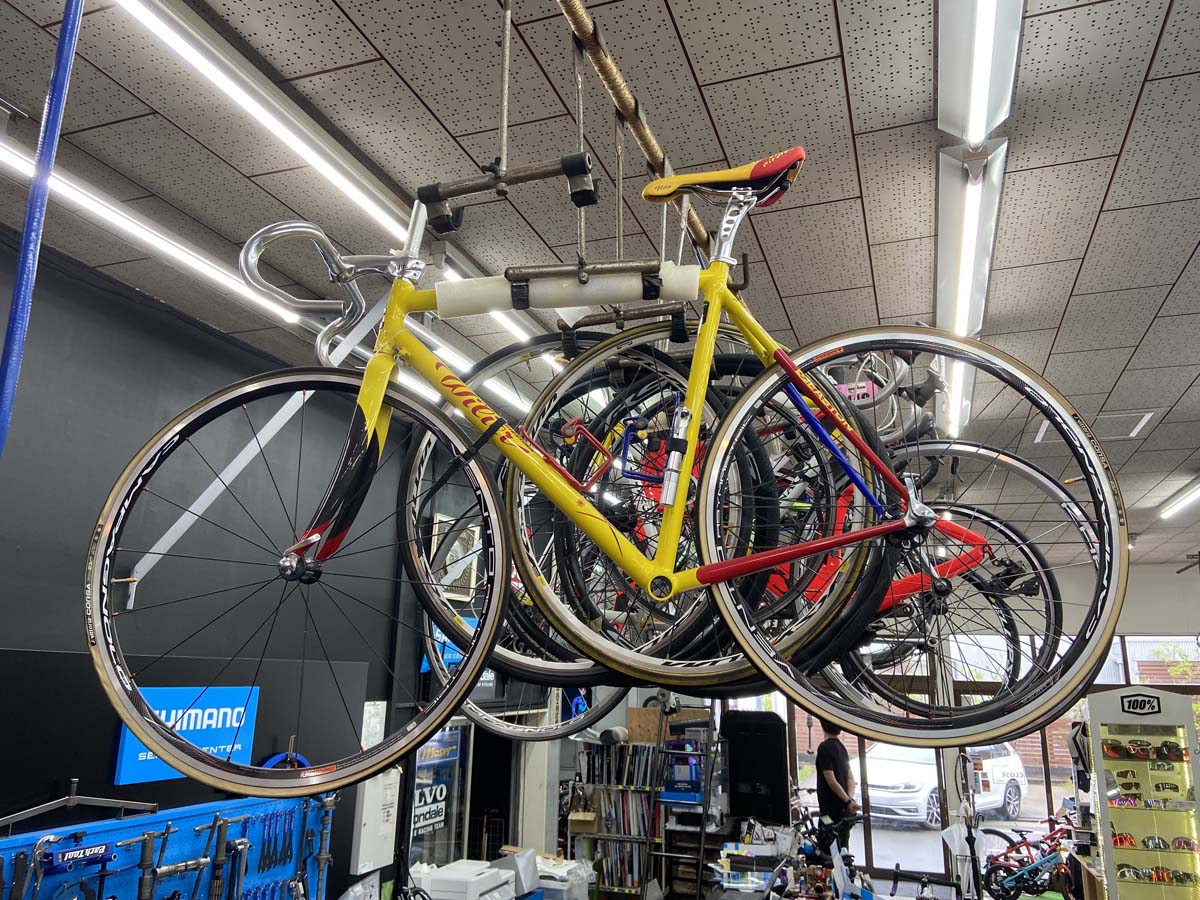 4月：ニコーさん店内に鎮座するマルコ・パンターニのレプリカバイク。ユーザー様の自転車ですがゴルゴ13のように私、狙っています！