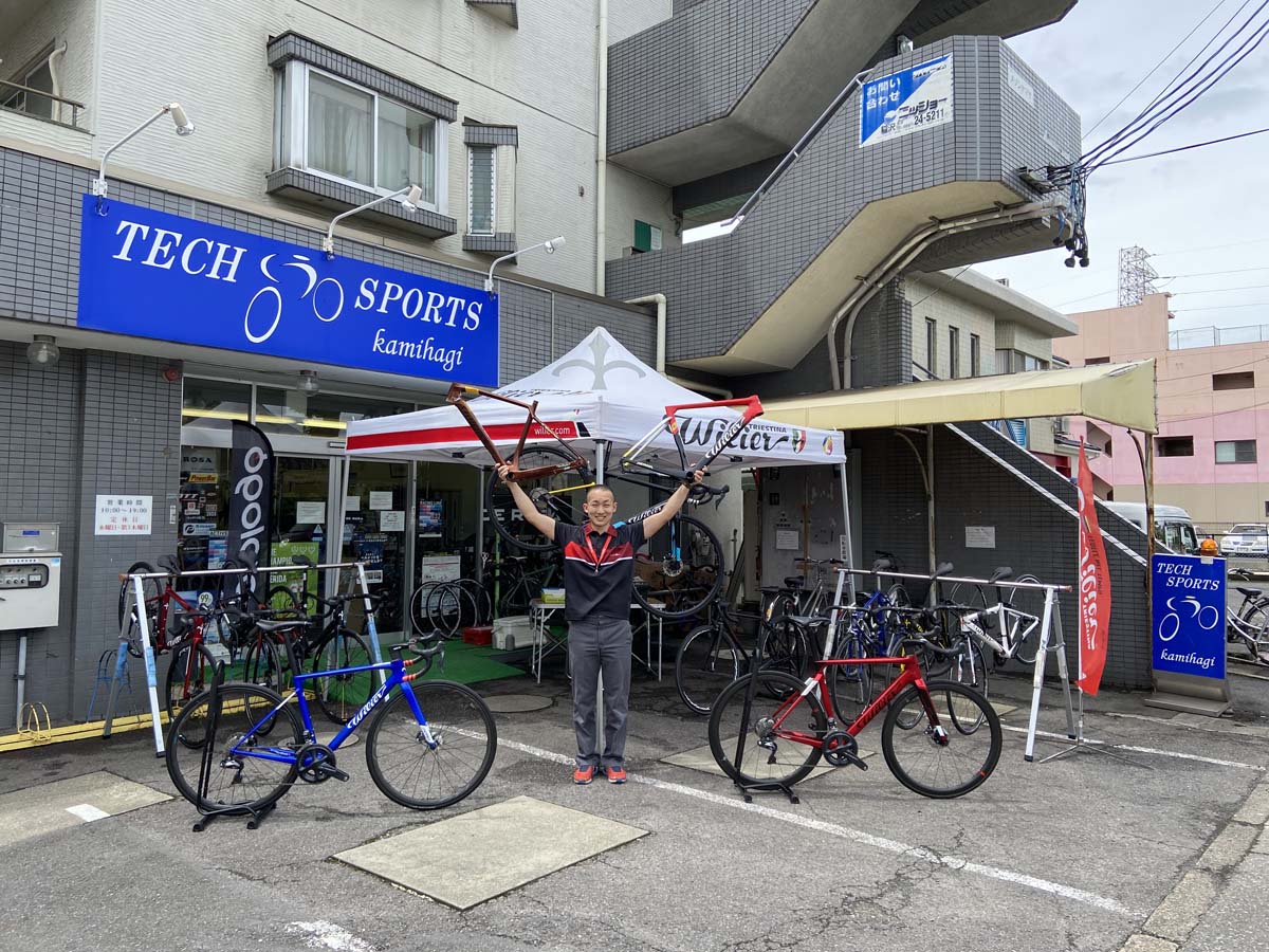 5月：最近ウィリエールのグラベルバイクのジェナで爆走中の小川店長。完全内蔵フレームの音鳴りやハンドリング不具合の調整はお手の物です。