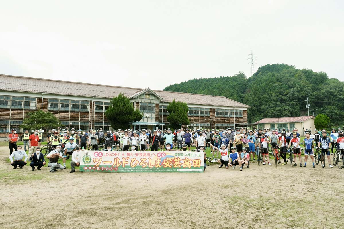 9月：水害やコロナを乗り越えて、ようやく開催できたツール・ド・ひろしま安芸高田！運営もゴールした参加者も皆誇らしい顔ですね。