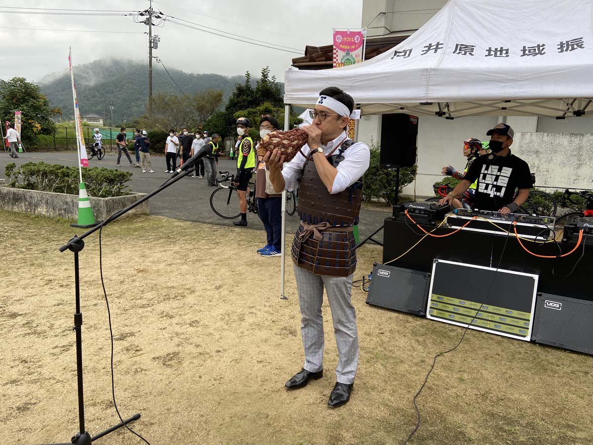 9月：安芸高田市歴史民俗博物館副館長の秋本哲治氏がスタートの銅鑼ではなく法螺貝を吹く！