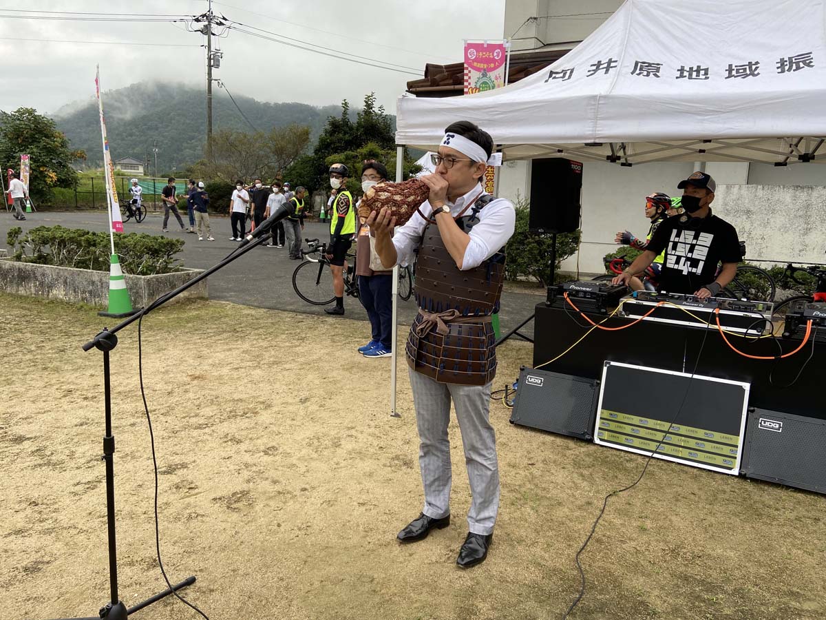 9月：安芸高田市歴史民俗博物館副館長の秋本哲治氏がスタートの銅鑼ではなく法螺貝を吹く！