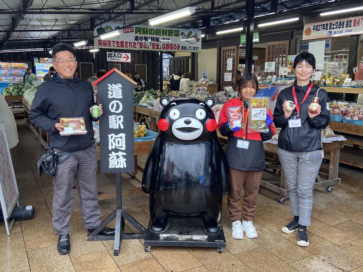 11月：道の駅・阿蘇の下城駅長と看板娘の荒川さんとミンミンさんのお勧めは、阿蘇のあか牛丼弁当やクラフトビール、そして馬肉マン等、お勧めは山盛りでした！