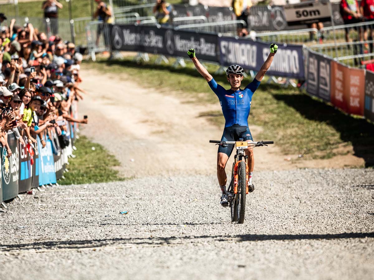 ウィリエール・ピレリMTBチームのシモーネ・アヴォンデット選手がイタリアにU-23世界チャンピオンジャージをもたらす。