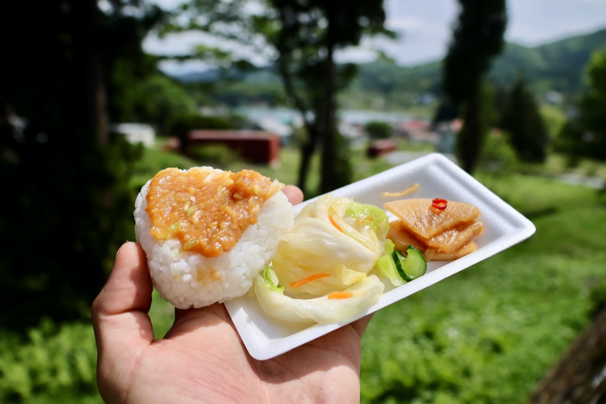 白おにぎりに郷土味噌をつけて頂く。AACRの人気エイドだ