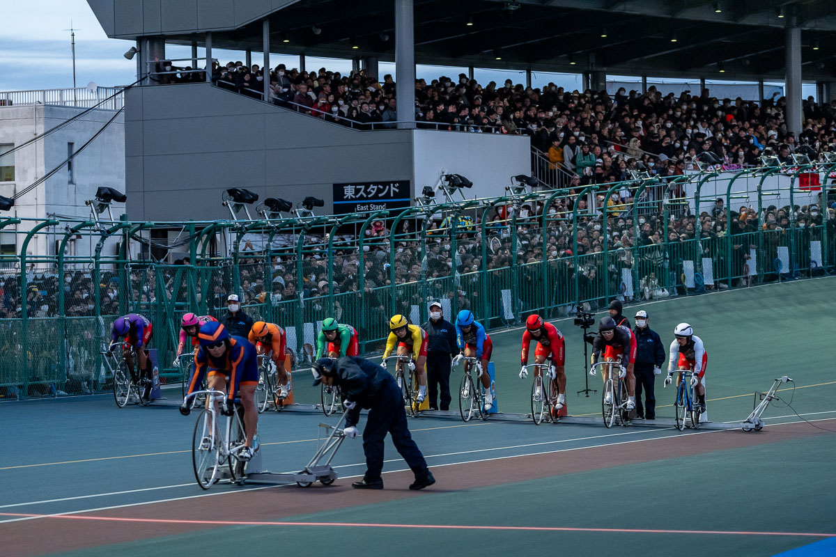 スタンドを埋め尽くした観客の大声援が上がる中、KEIRIN