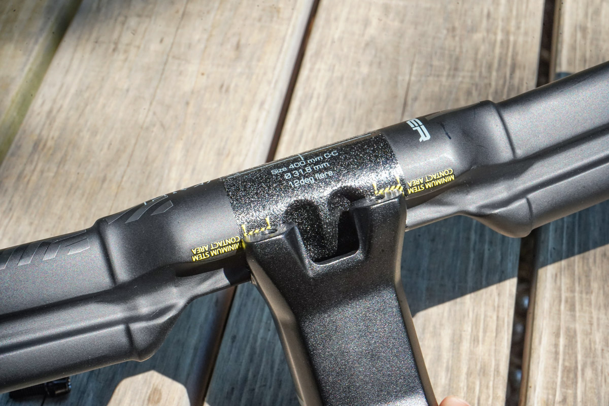 グラベルレース向けのエアロハンドル PRO DISCOVER AERO HANDLEBAR
