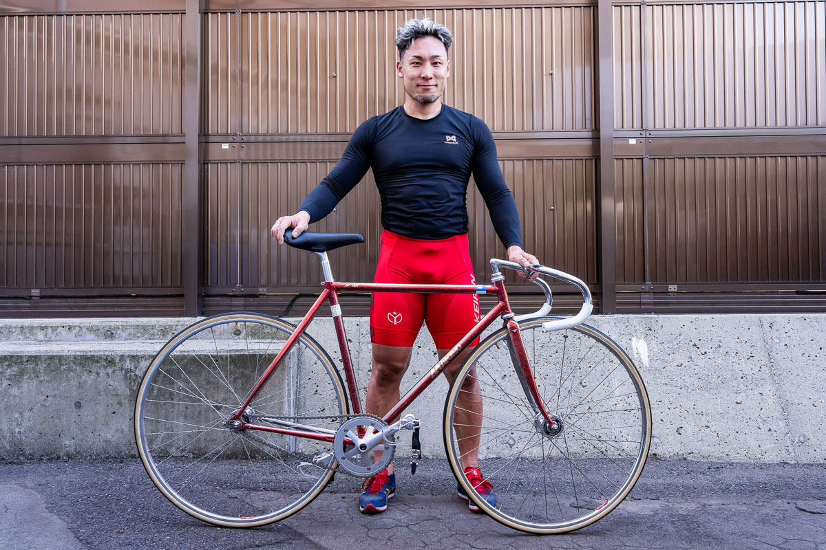 販売中 GIRO  競輪　自転車 郡司浩平選手（神奈川）と、レッド＆シルバーのベースにラメが煌めく