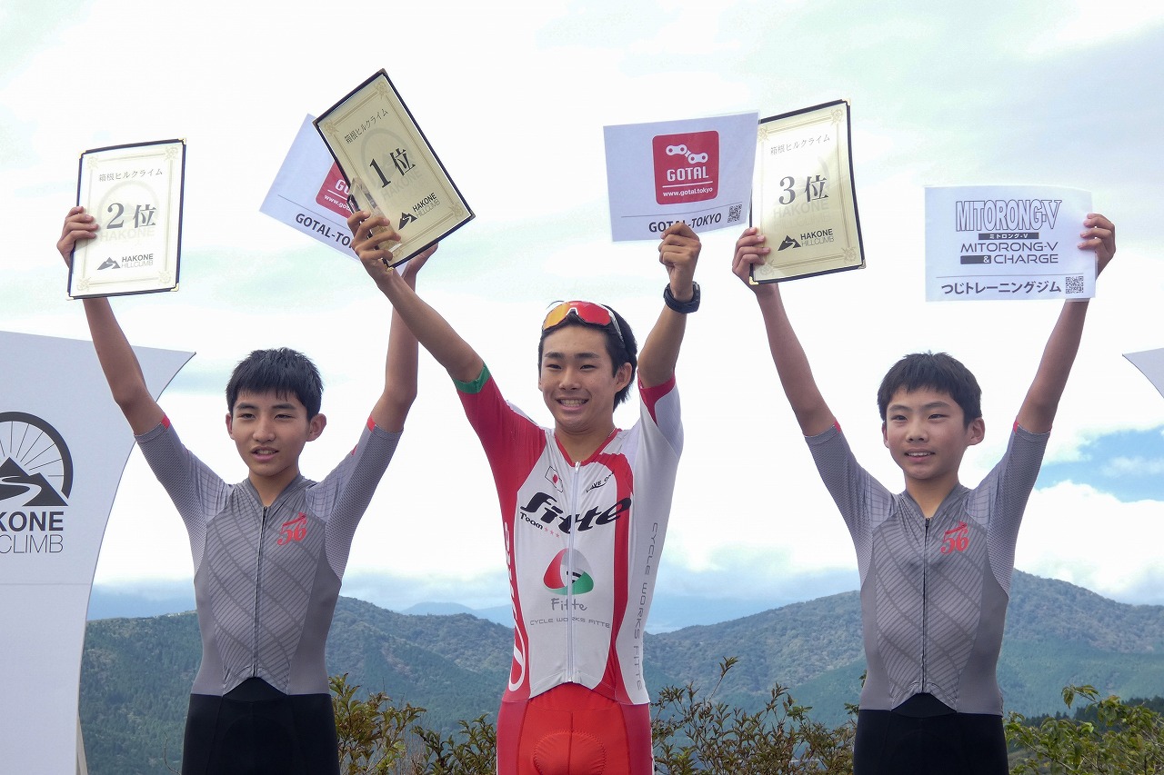 男子中学生クラスの表彰式、左より2位・木村孔南、優勝のFITTEの柬理