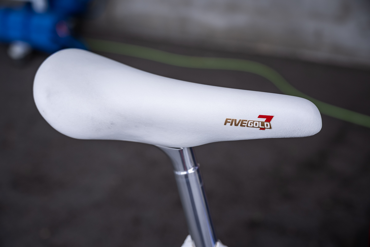 FIVEGOLD 7サドル ホワイト　競輪　NJS カシマックス ファイブゴールド7のホワイトサドル | cyclowired