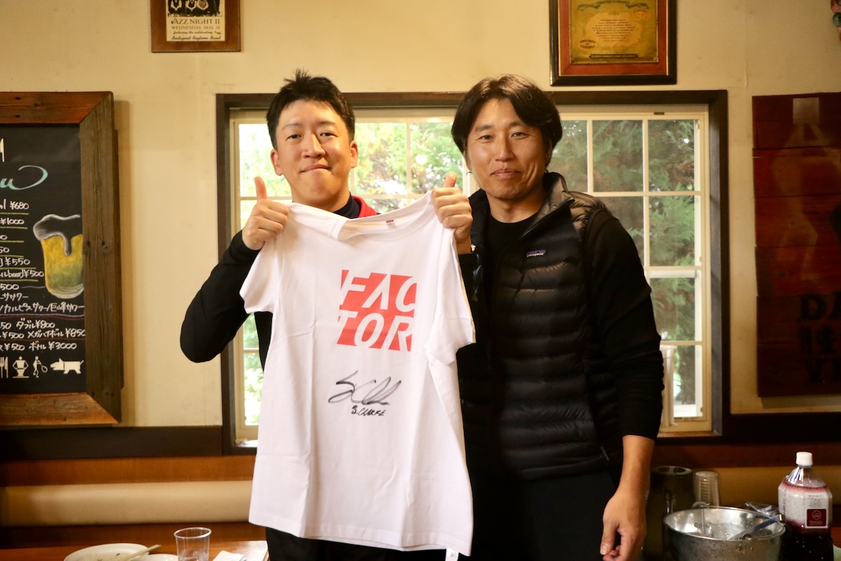 じゃんけん大会の優勝賞品は、プロ選手のサイン入りTシャツ。トライ