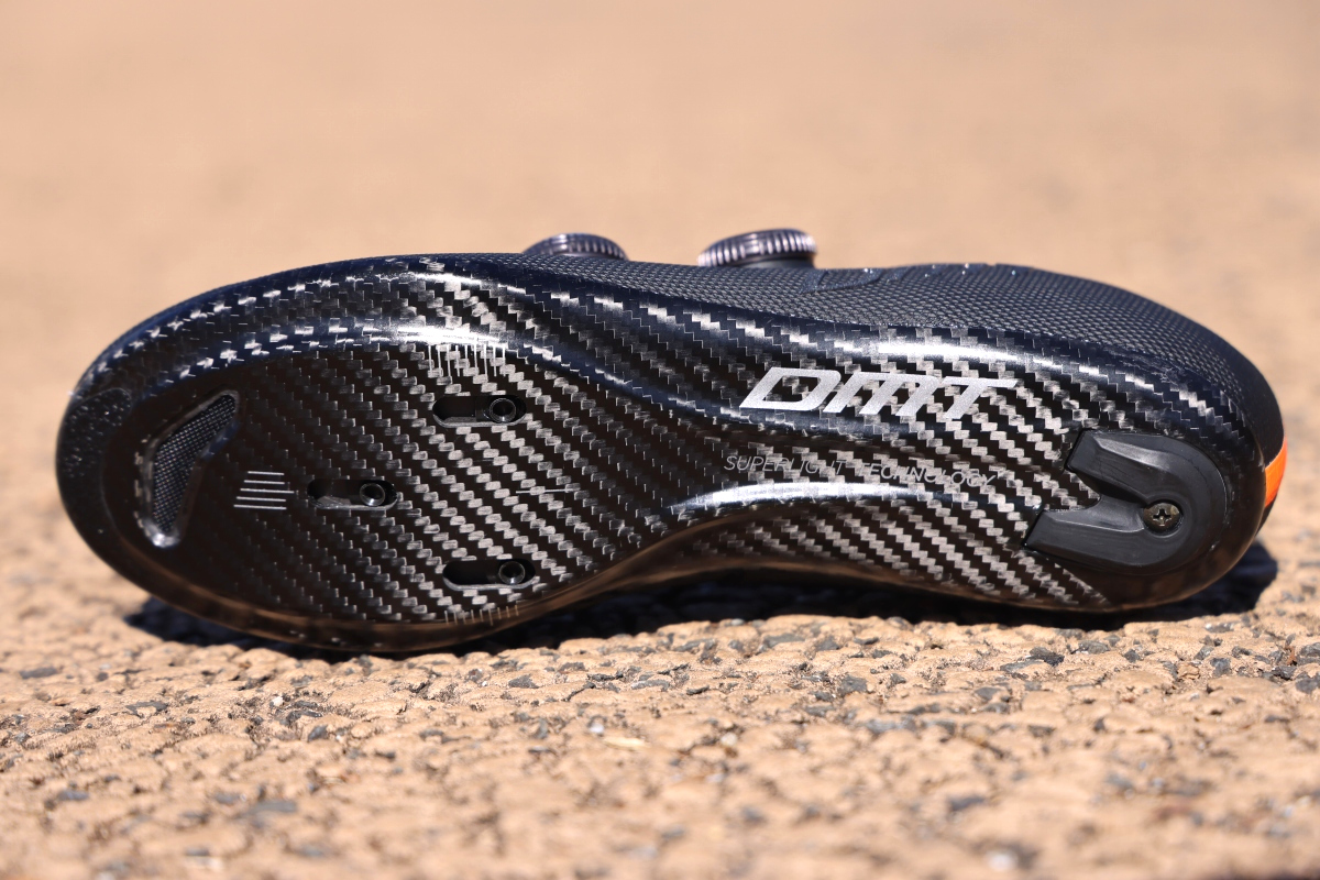 DMT KR0 EVO SUPERLIGHT ホールド感に優れる最新の軽量レーサー