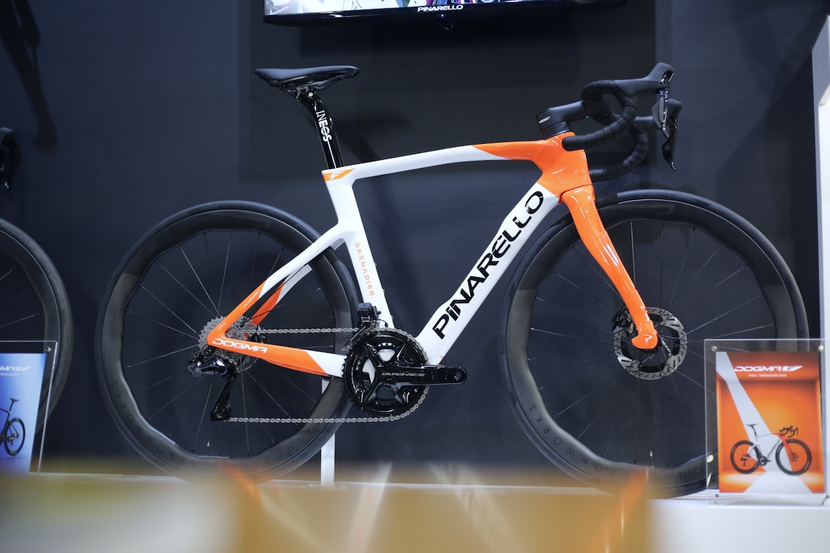 こちらはイネオス・グレナディアーズの2026チームカラー。従来とは