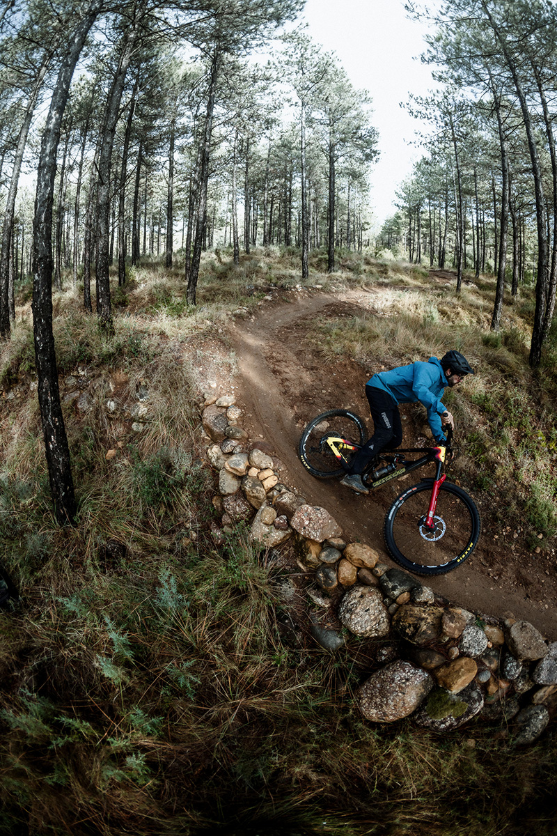 キャノンデール Bad Habit ダウンヒルをアグレッシブに楽しむ新型MTB