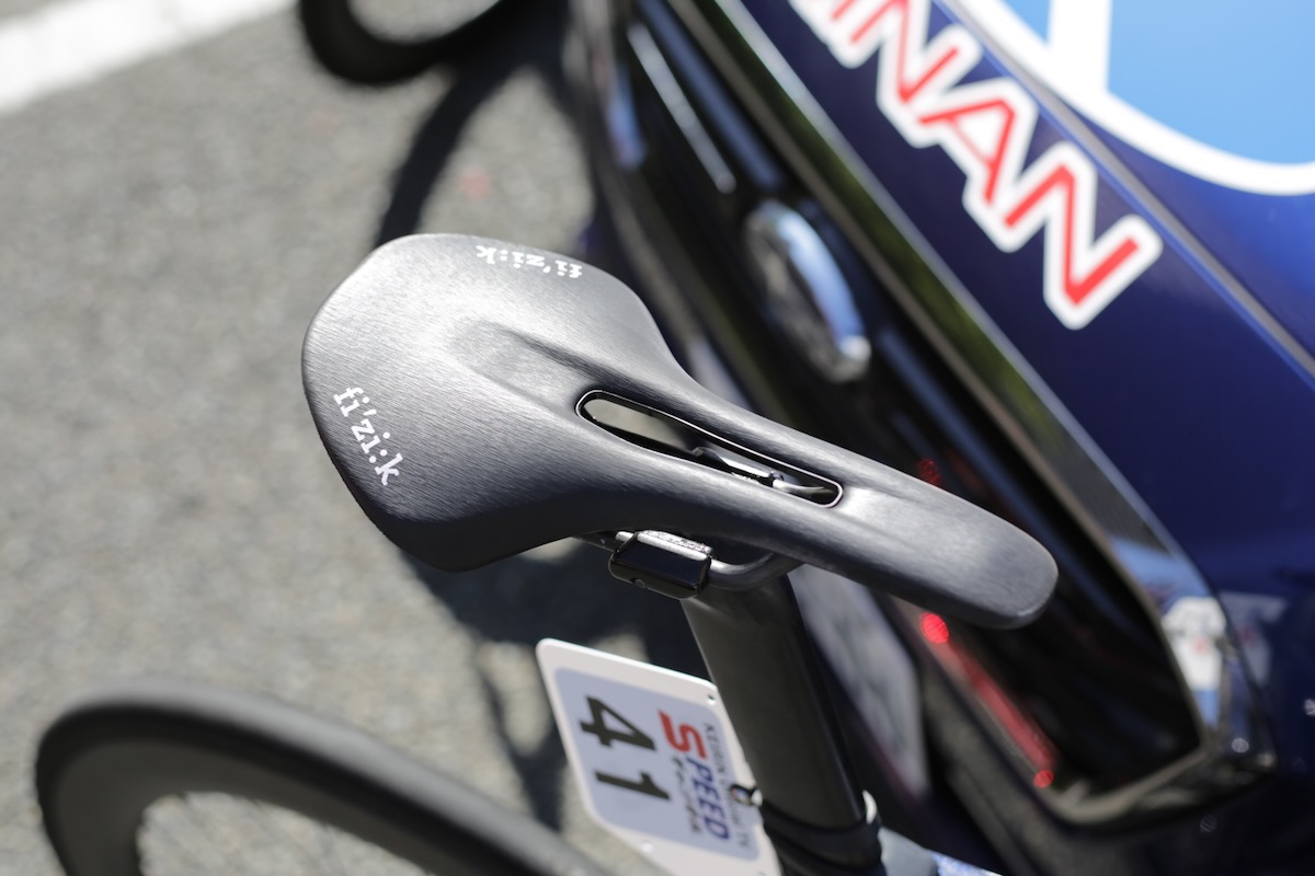 タラマエのサドルはフィジークのVENTO ANTARES 00 | cyclowired