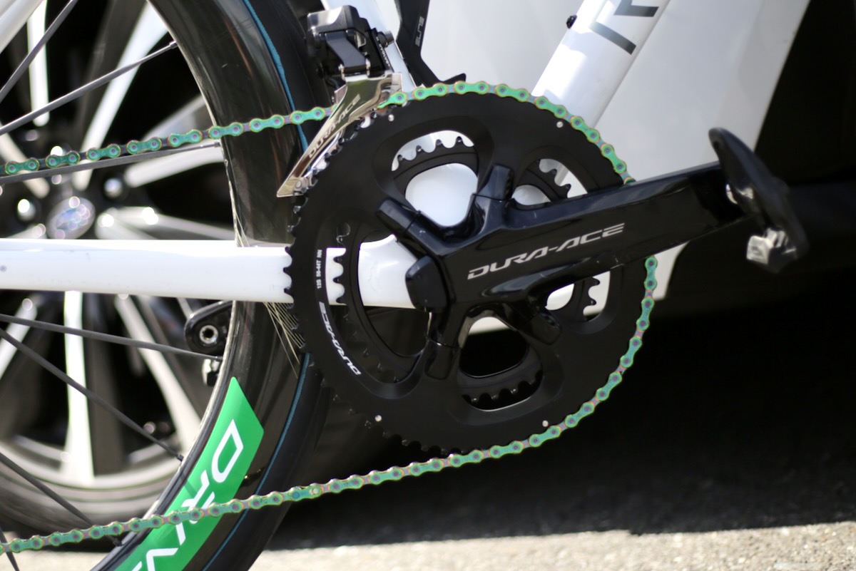 コンポはシマノDURA-ACE。チェーンはオーロラカラーが目立つKMCのX12