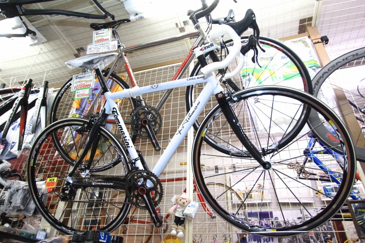 サンワが特別発注したトマジーニのチタン+カーボンハイブリッドモデル。このようなスペシャル品が多く並ぶ